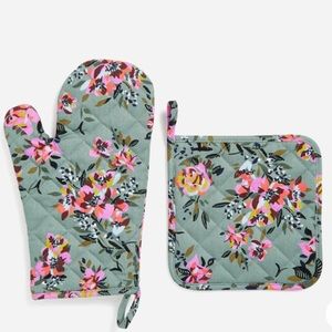 Vera Bradley pot holder & oven mitt set